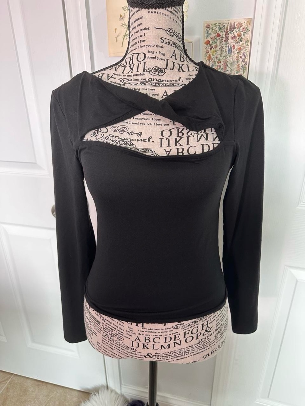 Steve Madden Black Long-Sleeve Twist Front Cutout Top